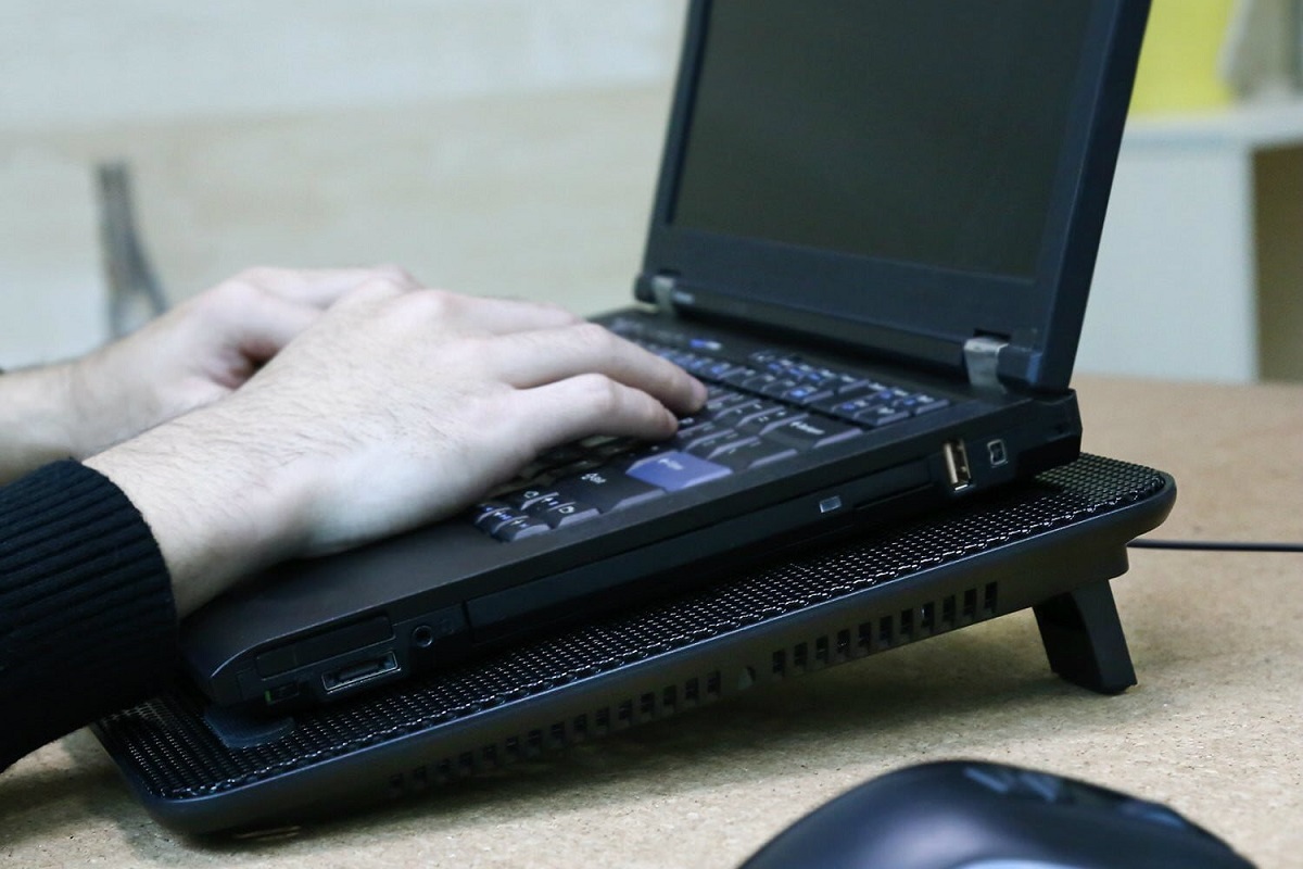 Đế tản nhiệt giúp tăng hiệu suất và tuổi thọ cho laptop