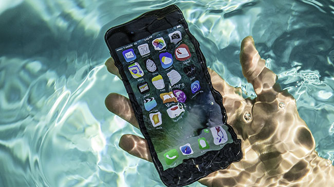 Một số điều nên biết để xử lý khi điện thoại bị rơi xuống nước