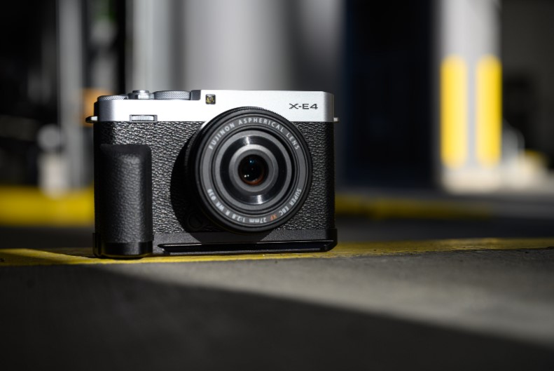 Fujifilm X-E4 phân khúc máy ảnh có ống kính rời nhỏ gọn nhất
